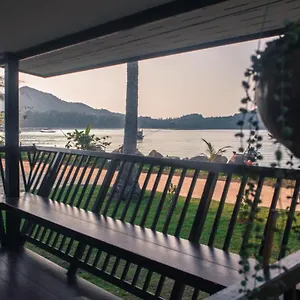 Blue Moon Beach Hut Holiday home *
